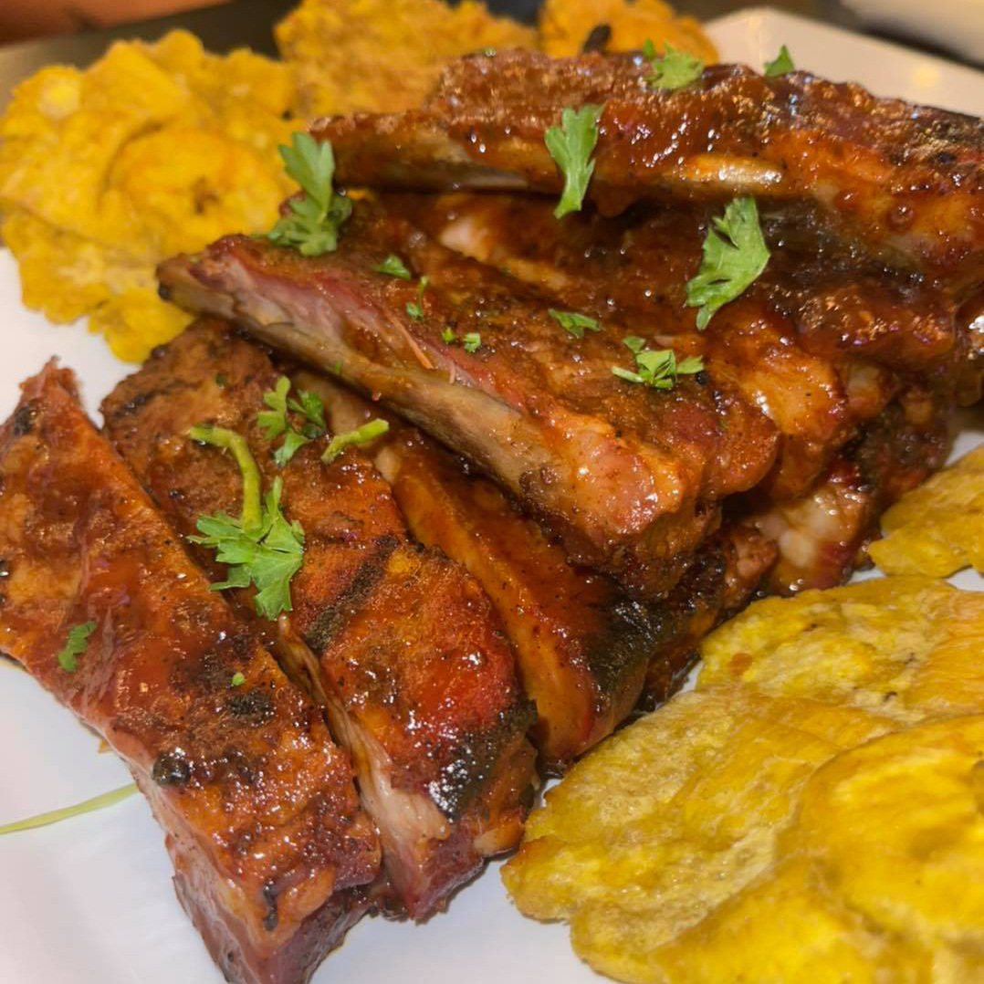  Costillas y tostones 